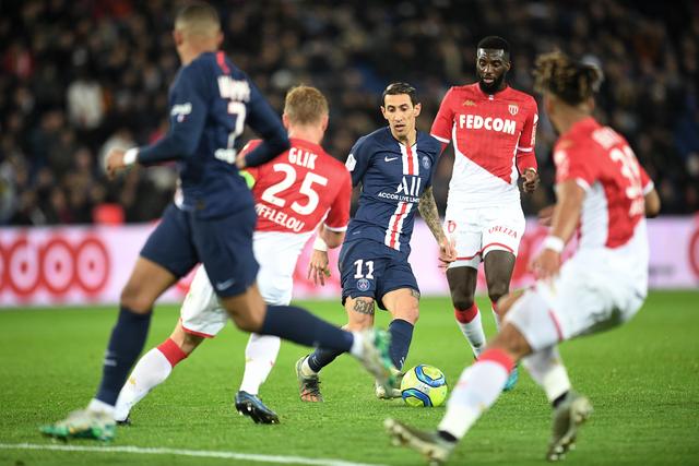 有惊无险，小麦和孔蒂所乘飞机警告灯误报导致飞机迫降（虚惊一场，小麦与孔蒂所乘航班因警示灯误报紧急降落）