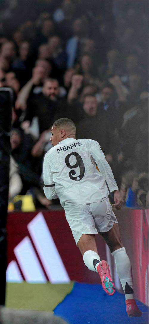 湖人浓眉哥篮下统治力助球队获胜（浓眉内线统治带领湖人取胜）