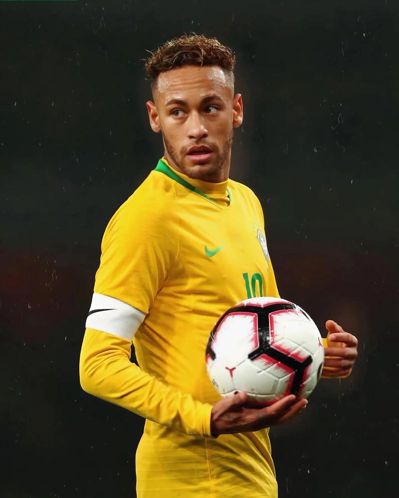 外媒：下赛季欧冠联赛阶段用球将采用白+薄荷绿+紫创新配色（外媒：欧冠下赛季比赛用球将启用白、薄荷绿与紫的全新配色）