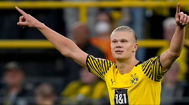 图片报：诺伊尔调整了训练流程，乌尔比希也激励着他继续（图片报：诺伊尔优化训练安排，乌尔比希也在激励他坚持前行）